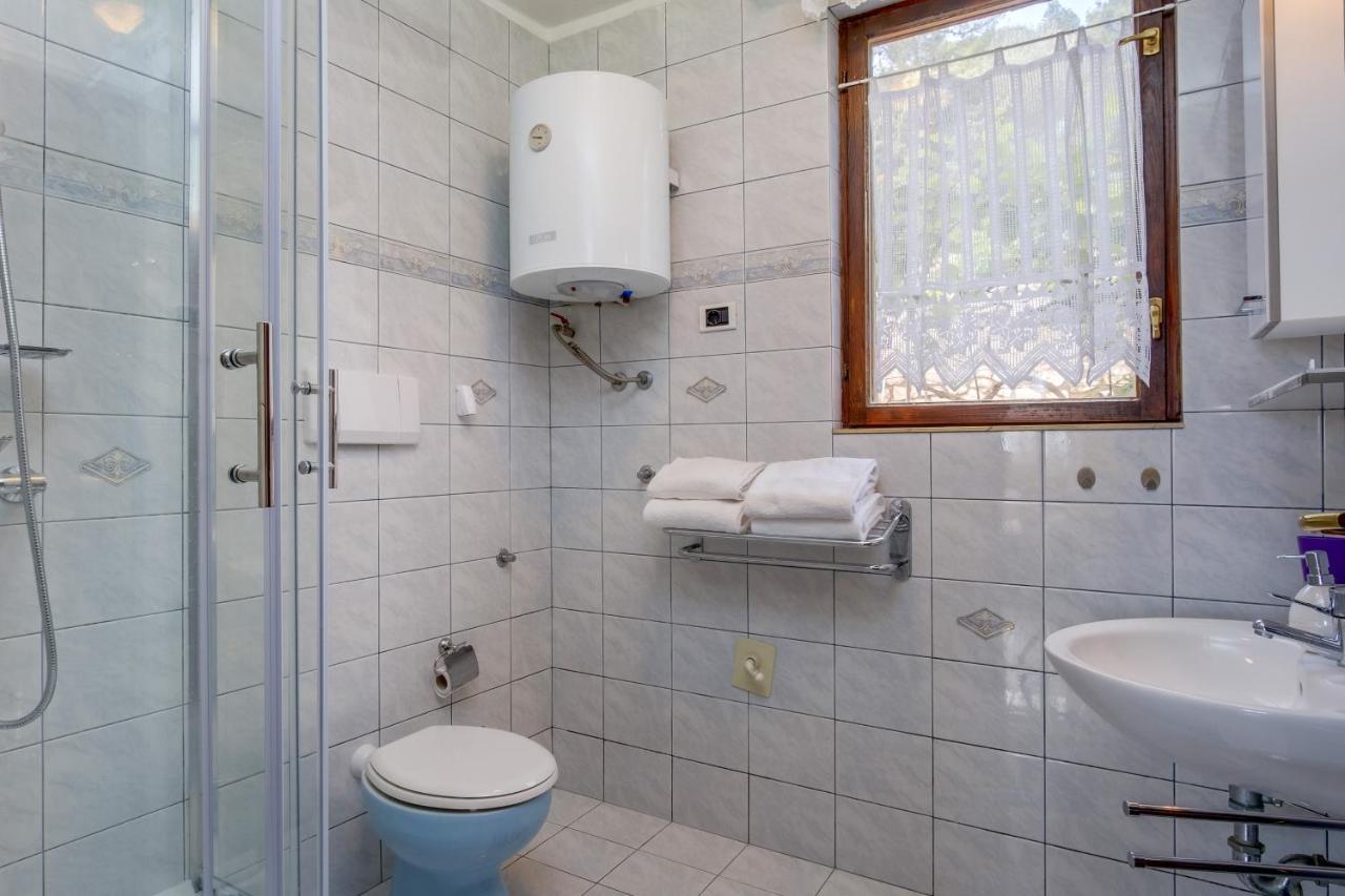 Apartments Villa Julija Mali Lošinj Exterior foto