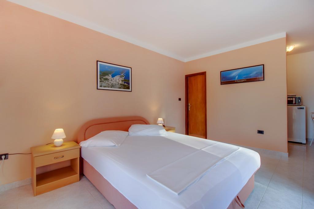 Apartments Villa Julija Mali Lošinj Quarto foto